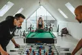 Tafelvoetbal en pooltafel in de hobbyruimte onder het dak
