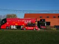 Teambus en volgwagens van Bahrain Victorious bij Trimaarzate