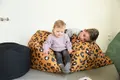 Twee kinderen ontspannen op een zitzak