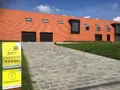 Voorgevel en oprit van Trimaarzate met het toegankelijkheidslabel