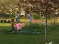 Kinderen spelen op de trampoline in de tuin