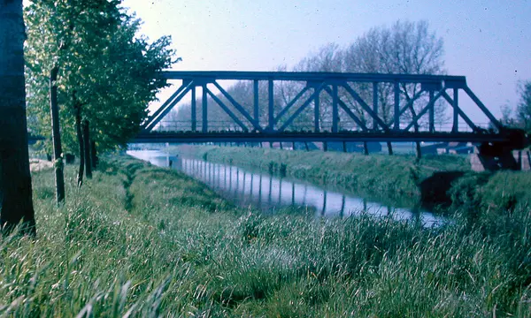 Oude foto van een stalen brug over het kanaal