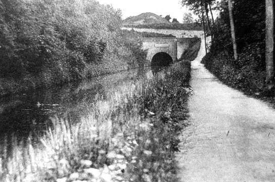 Historische zwart-witfoto van het kanaal en een stenen boogbrug