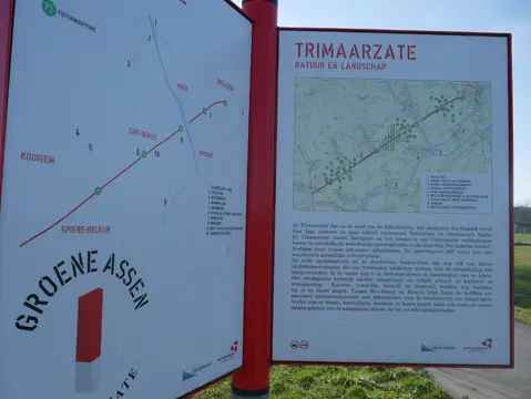 Informatiebord met de routekaart en geschiedenis van het Trimaarzatepad