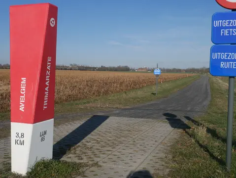 Rode wegwijzer van het Trimaarzatepad richting Avelgem
