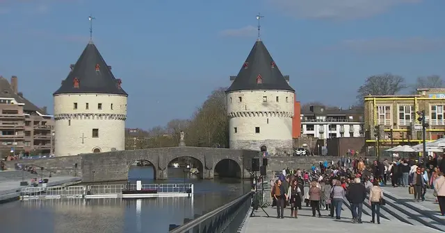 De Broeltorens en de brug over de Leie in Kortrijk