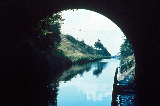 Oude foto van het kanaal gezien door een stenen boog