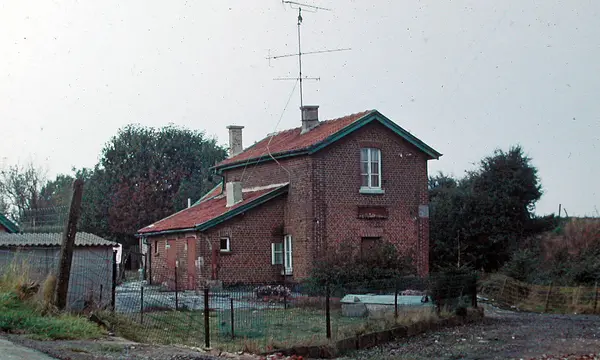 Historische foto van een bakstenen gebouw langs het water