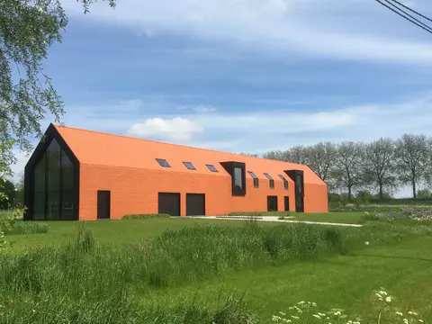 De langgerekte tegelpannen vakantiewoning met tuin en glazen puntgevel