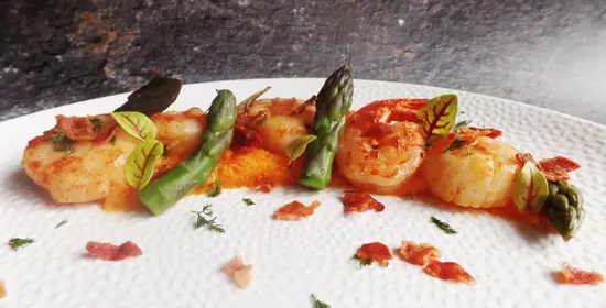 Gerecht met coquilles en groene asperges