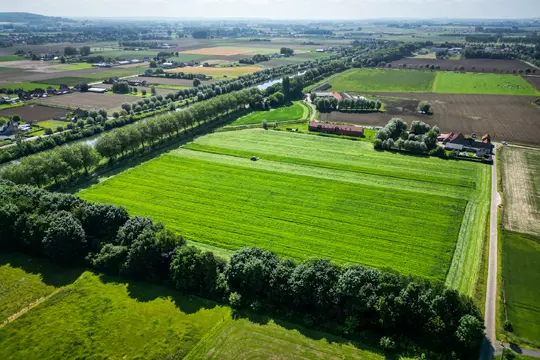 Luchtfoto van het kanaal, akkers en groene velden rond Trimaarzate